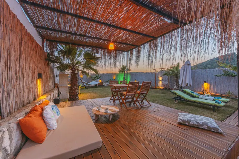 Holzterrasse im Garten während des Baus
