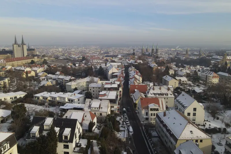 Luftbild einer deutschen Stadt mit Wohnhäusern