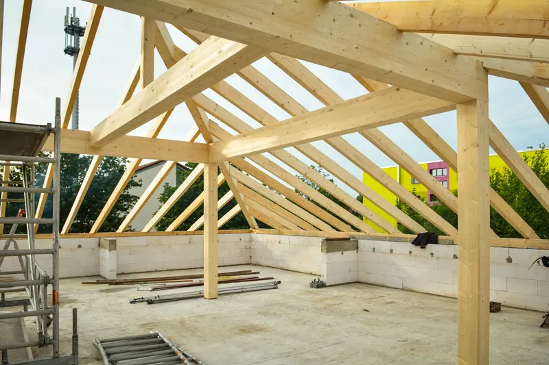 Zimmermann arbeitet am Dachstuhl aus Holz